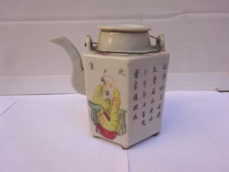 ACCUMULATION DE PORCELAINES - Chine et Vietnam, Epoque XXe siècle - Elle compre…