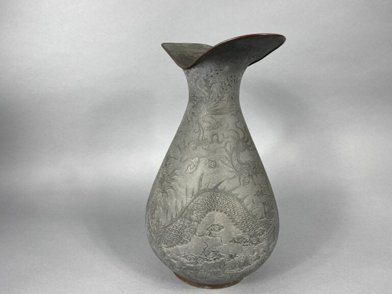 Chine - Important vase à col évasé en étain à décor de dragons, phénix parmi de…