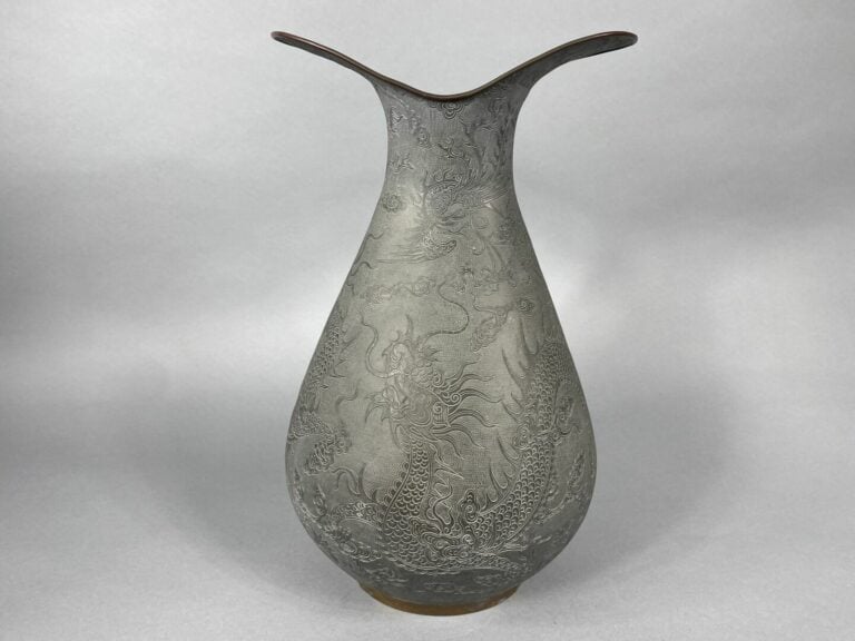 Chine - Important vase à col évasé en étain à décor de dragons, phénix parmi de…