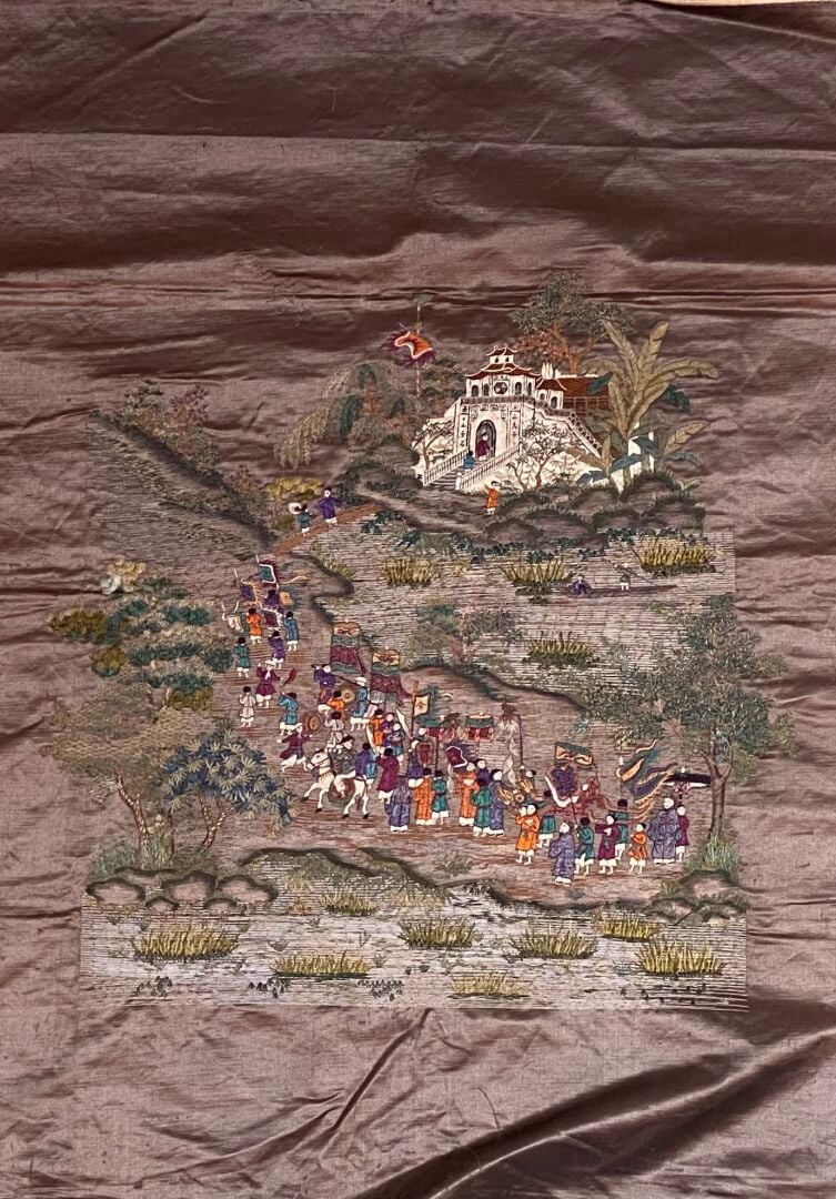 Chine / Vietnam - Lot de broderies sur soie à décor de dragons, personnages et…