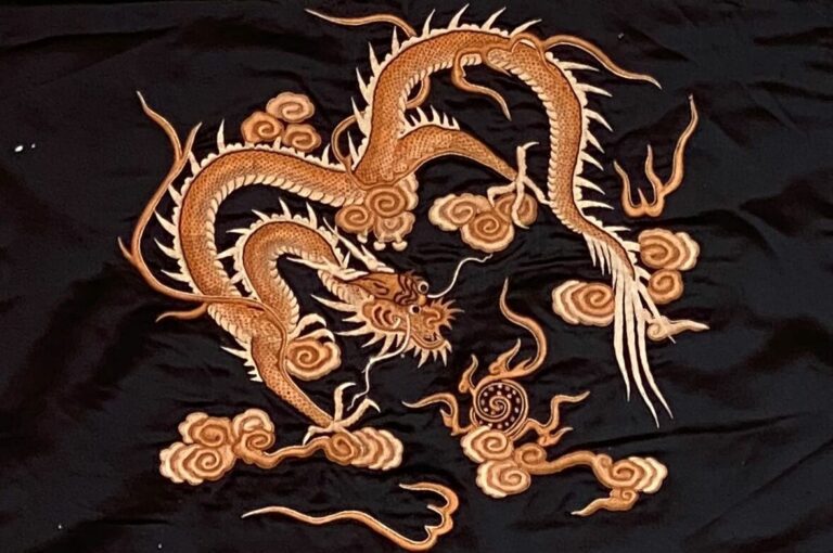 Chine / Vietnam - Lot de broderies sur soie à décor de dragons, personnages et…
