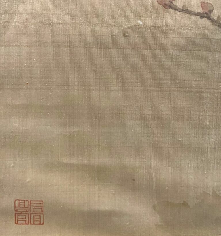 Chine - Peinture sur tissu représentant des pivoines et insectes - Cachet - Dim…