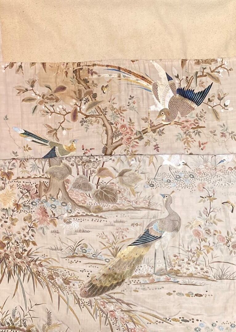 Chine - Grande broderie en soie à décor d'oiseaux branchés et paon dans une vég…