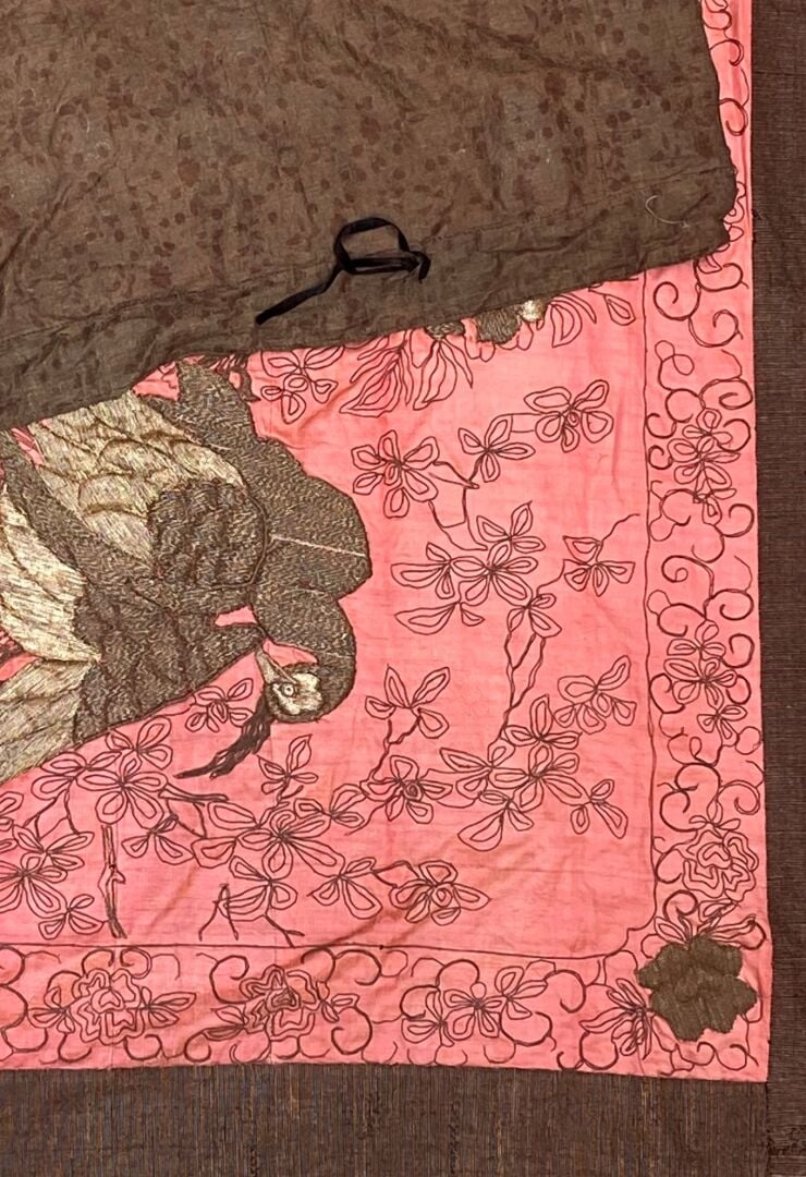 Chine - Grande broderie sur soie à décor de fils dorés et argenté de paons parm…