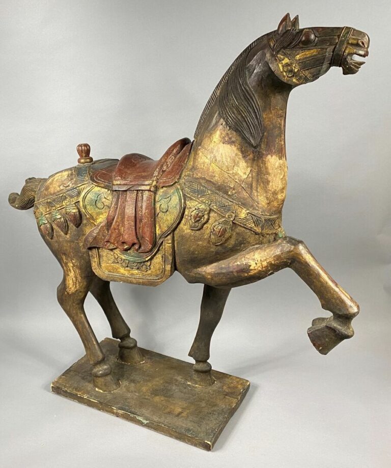 Chine, dans le style TANG - Important cheval en bois sculpté polychrome représe…