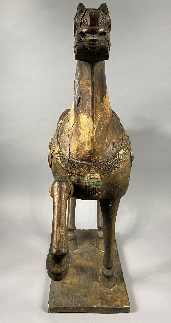 Chine, dans le style TANG - Important cheval en bois sculpté polychrome représe…