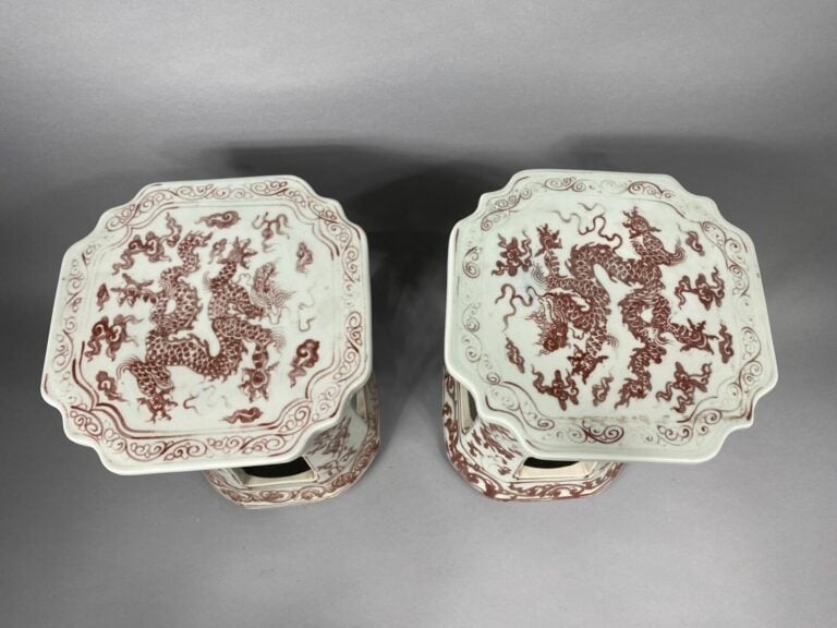 Chine - Paire de sellettes en porcelaine ajourée et émaillée à décor rouge de f…