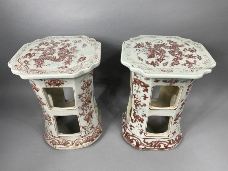 Chine - Paire de sellettes en porcelaine ajourée et émaillée à décor rouge de f…