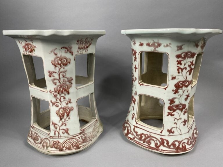Chine - Paire de sellettes en porcelaine ajourée et émaillée à décor rouge de f…