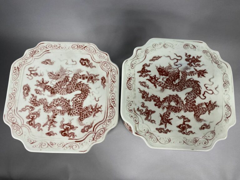 Chine - Paire de sellettes en porcelaine ajourée et émaillée à décor rouge de f…