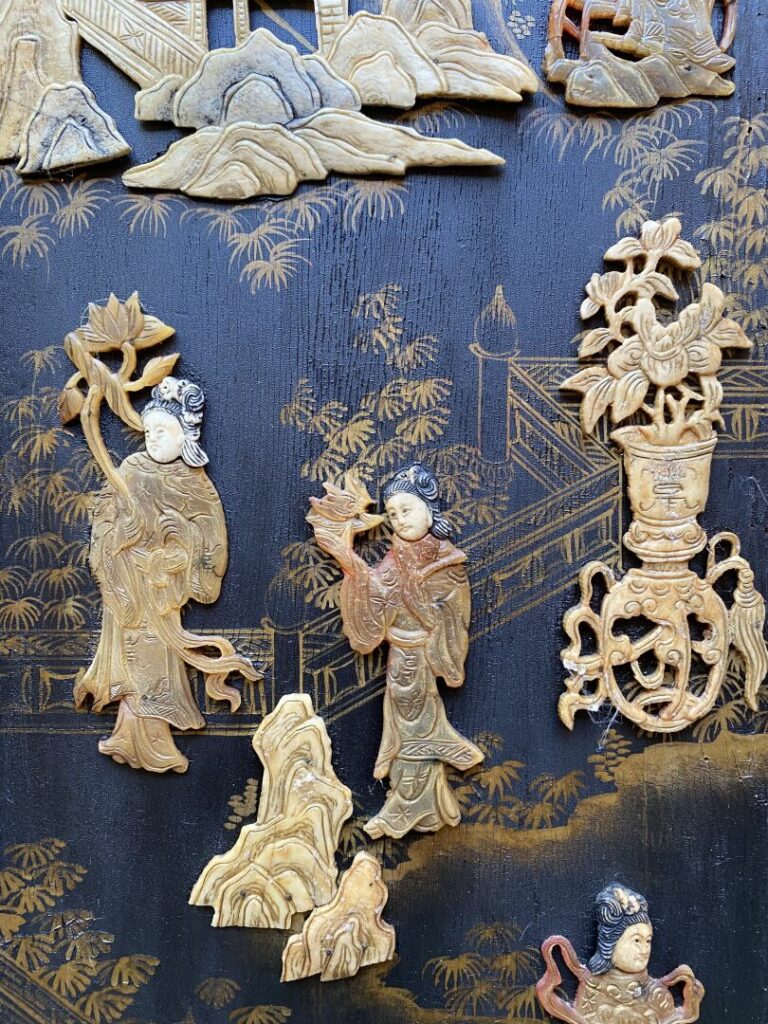 Chine - Paravent à six feuilles en bois noirci et application d'os et pierres d…