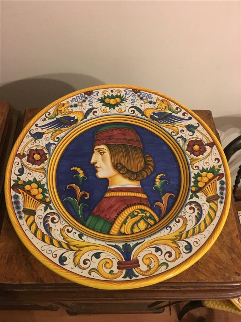 DERUTA. - Quatre plats en faïence à décor polychrome de profils de personnages…
