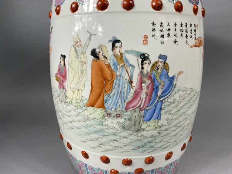 Chine - Tabouret en porcelaine émaillée dans le goût de la "Famille Rose" à déc…