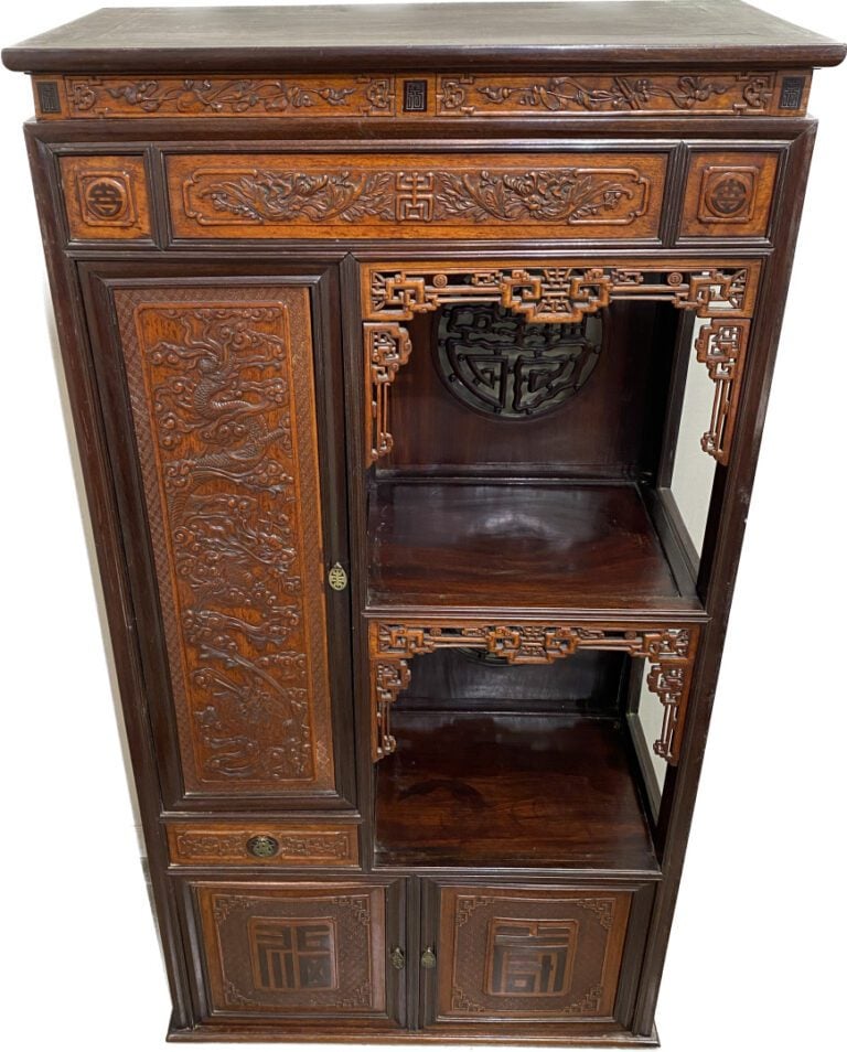 Chine - Meuble étagère en bois exotique sculpté et ajouré ouvrant à trois vanta…