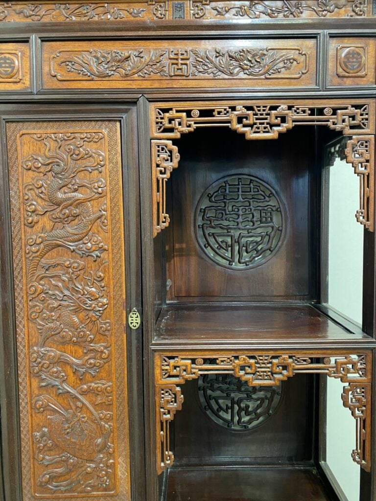 Chine - Meuble étagère en bois exotique sculpté et ajouré ouvrant à trois vanta…