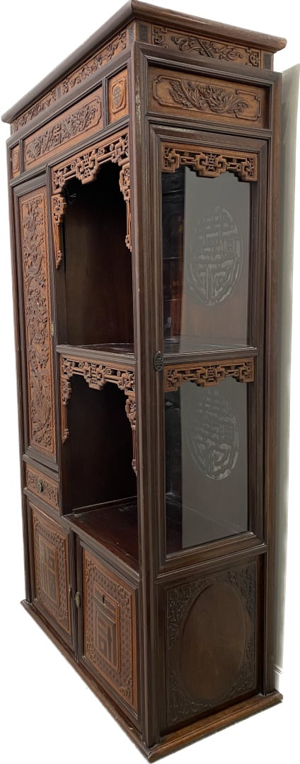Chine - Meuble étagère en bois exotique sculpté et ajouré ouvrant à trois vanta…