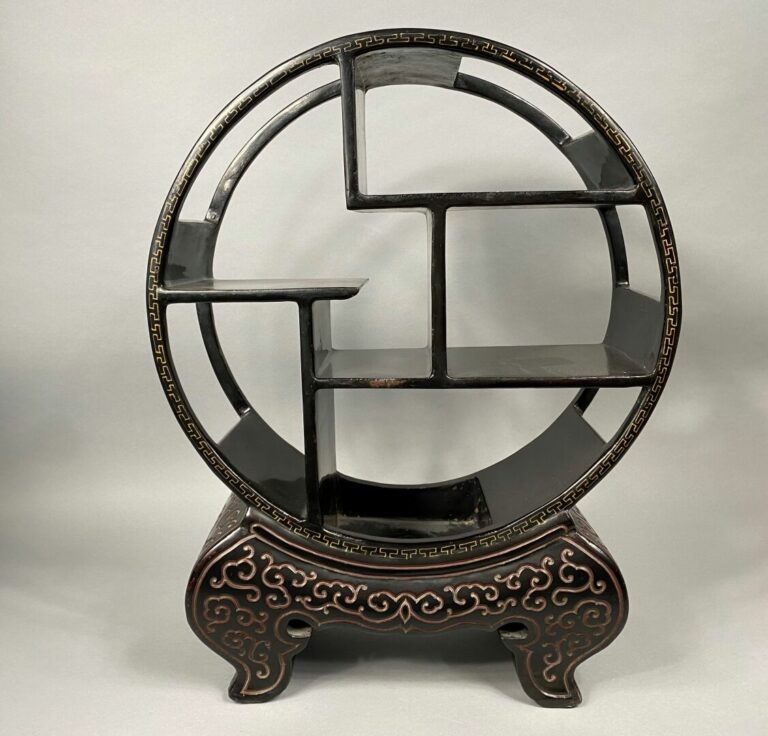 Chine - Etagère en bois noirci de forme circulaire à décor peint de motifs de g…