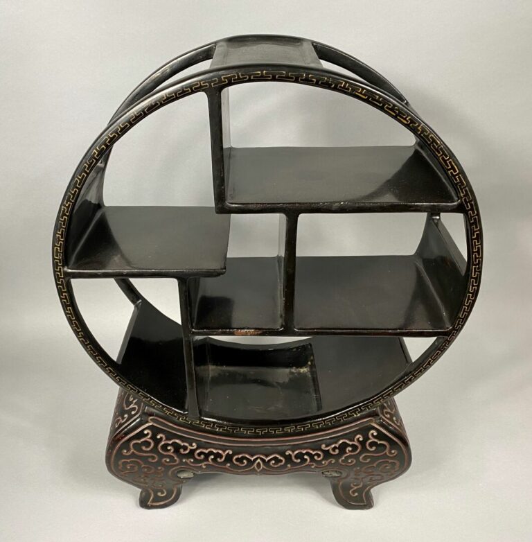 Chine - Etagère en bois noirci de forme circulaire à décor peint de motifs de g…