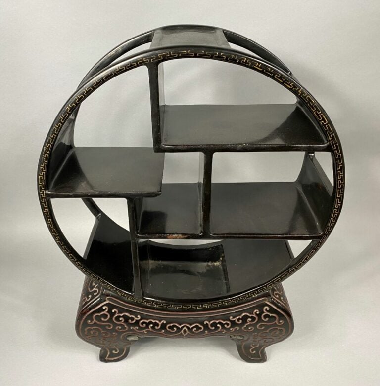 Chine - Etagère en bois noirci de forme circulaire à décor peint de motifs de g…