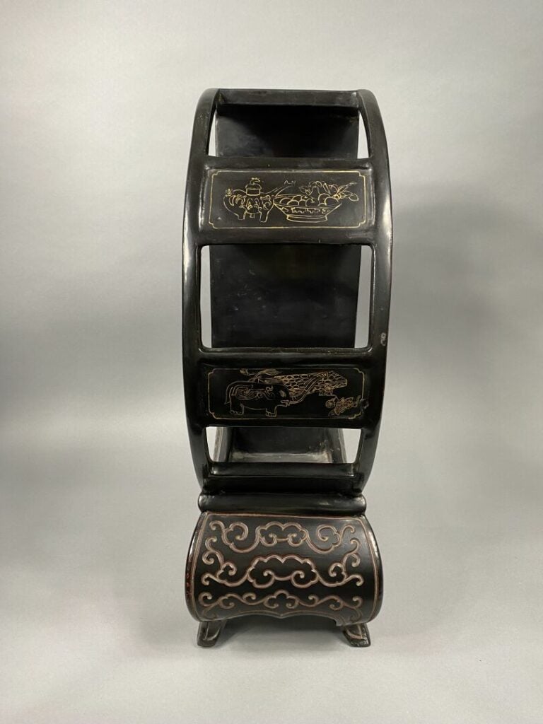 Chine - Etagère en bois noirci de forme circulaire à décor peint de motifs de g…