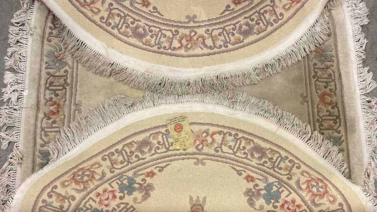 Chine - Tapis de forme ovale à décor de rinceaux feuillages et frises sur fond…