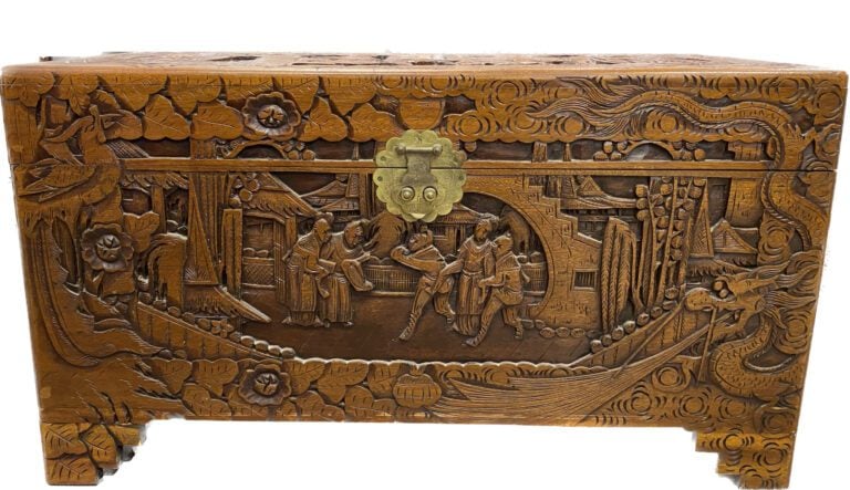 Chine - Coffre en bois sculpté à décor de scènes animées de personnages dans un…