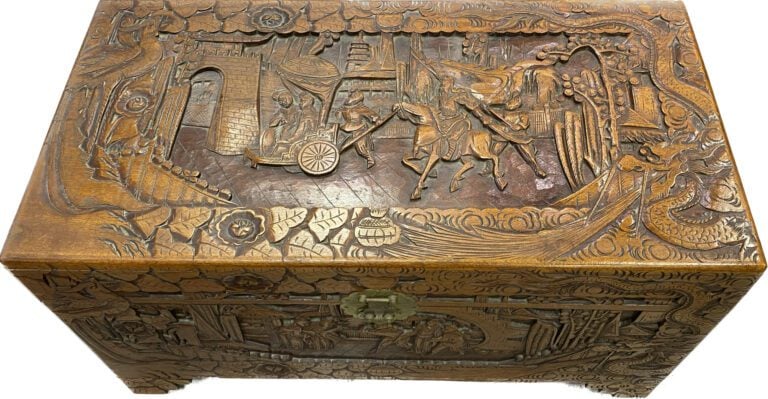 Chine - Coffre en bois sculpté à décor de scènes animées de personnages dans un…