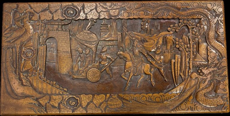Chine - Coffre en bois sculpté à décor de scènes animées de personnages dans un…
