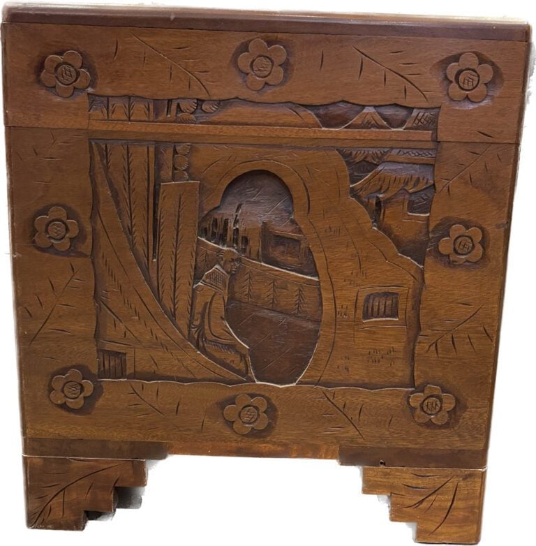 Chine - Coffre en bois sculpté à décor de scènes animées de personnages dans un…