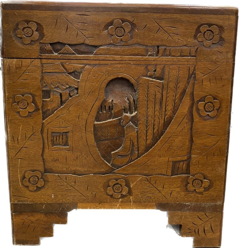 Chine - Coffre en bois sculpté à décor de scènes animées de personnages dans un…