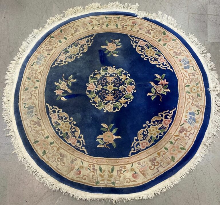 Chine - Tapis de forme circulaire à décor de rinceaux fleuris sur fond bleu nui…