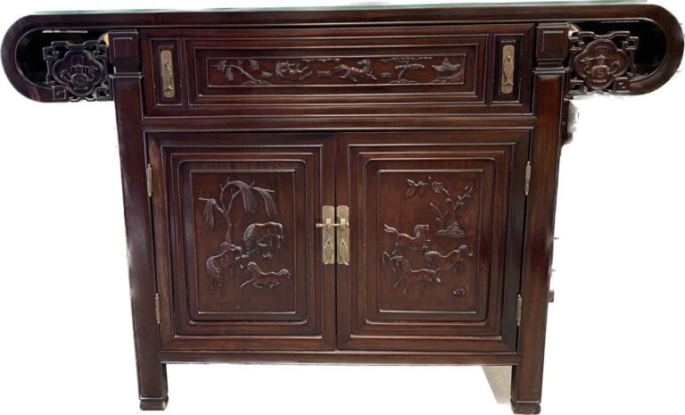 Chine - Console en bois sculpté ouvrant en façade par deux portes à décor en lé…