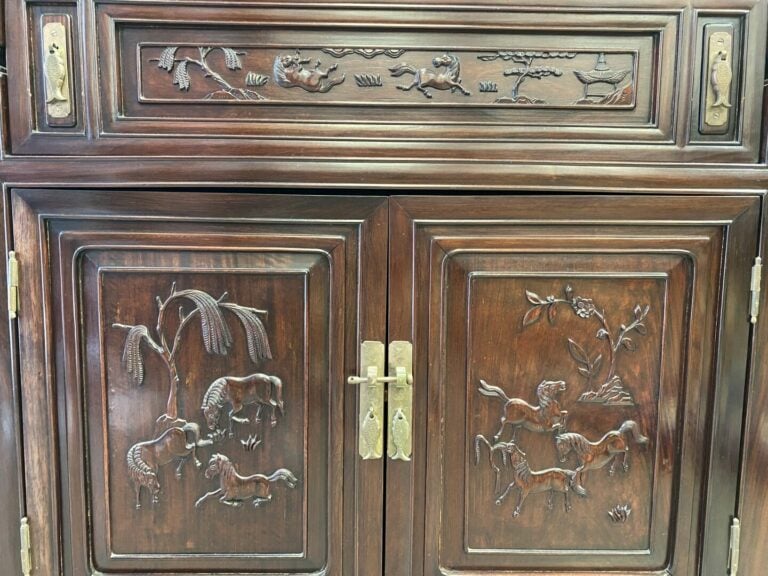 Chine - Console en bois sculpté ouvrant en façade par deux portes à décor en lé…