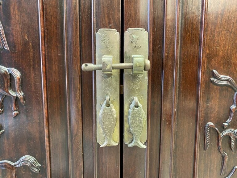Chine - Console en bois sculpté ouvrant en façade par deux portes à décor en lé…