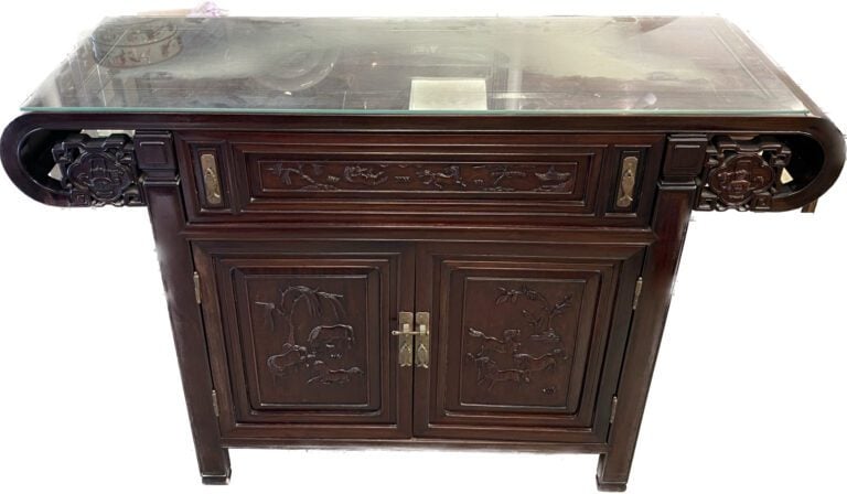 Chine - Console en bois sculpté ouvrant en façade par deux portes à décor en lé…