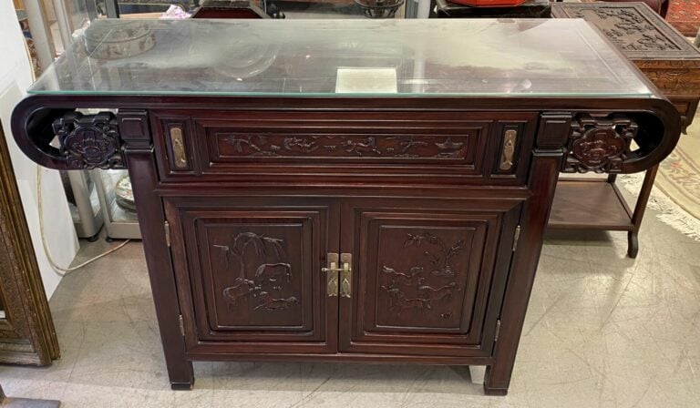 Chine - Console en bois sculpté ouvrant en façade par deux portes à décor en lé…