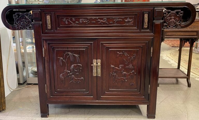 Chine - Console en bois sculpté ouvrant en façade par deux portes à décor en lé…