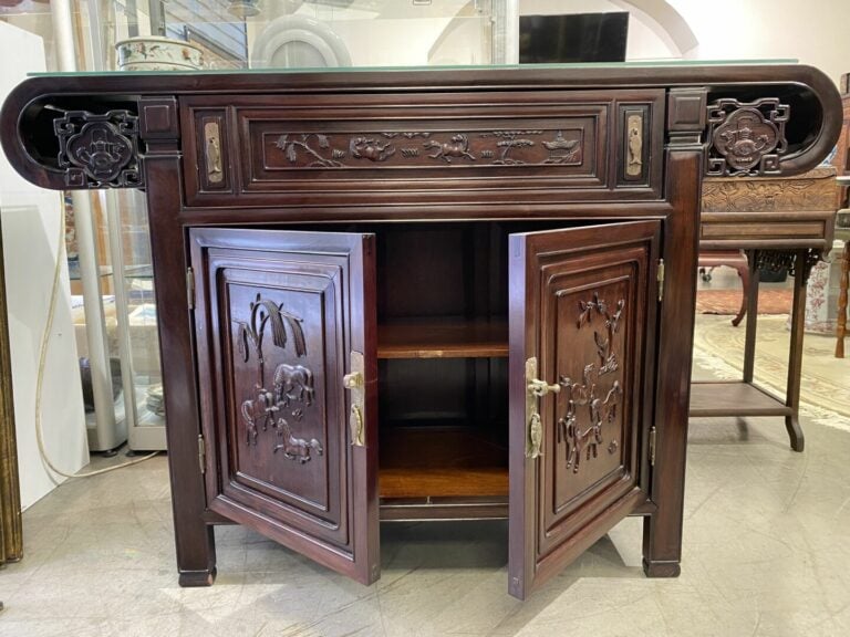 Chine - Console en bois sculpté ouvrant en façade par deux portes à décor en lé…