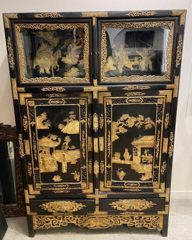 Chine - Cabinet en bois noirci et plaquette d'os ouvrant en partie haute à deux…