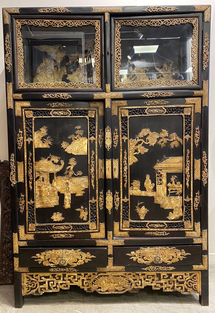Chine - Cabinet en bois noirci et plaquette d'os ouvrant en partie haute à deux…
