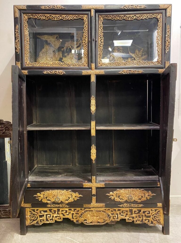 Chine - Cabinet en bois noirci et plaquette d'os ouvrant en partie haute à deux…