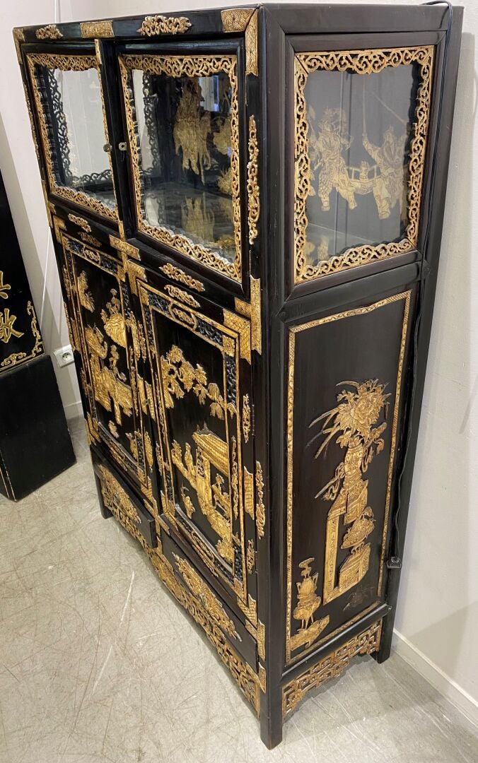 Chine - Cabinet en bois noirci et plaquette d'os ouvrant en partie haute à deux…