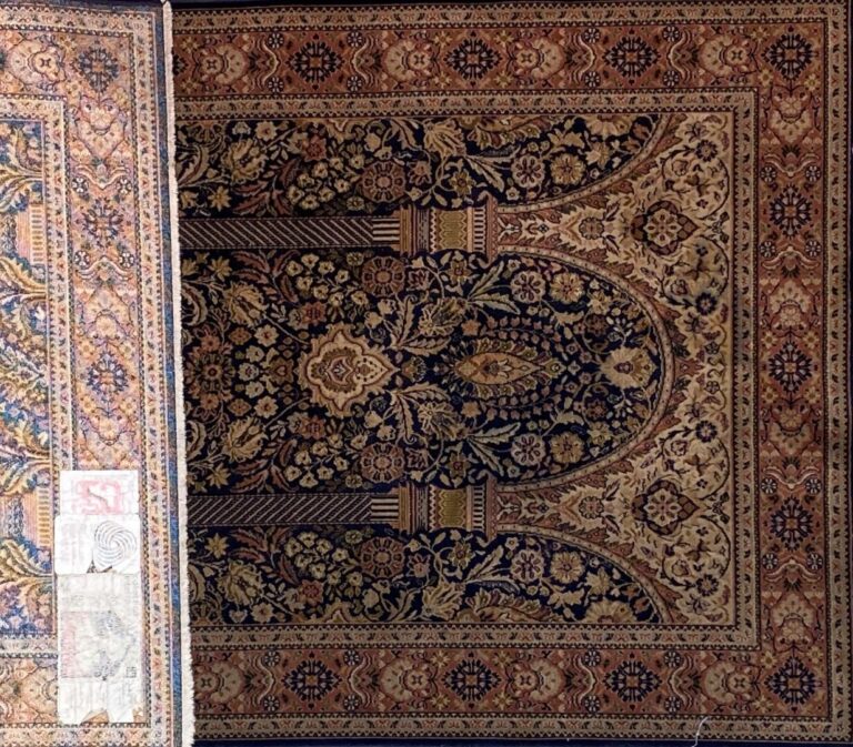 Orient - Tapis de prière en laine à décor de mihrab sur fond bleu. - 163 x 112.…