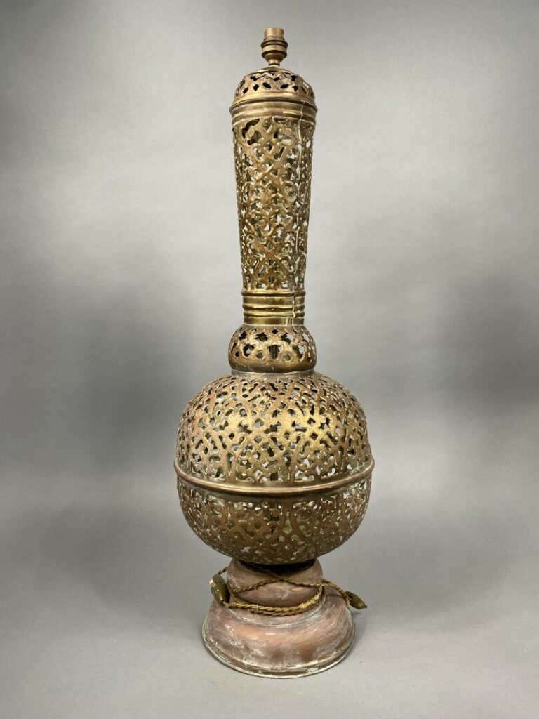 Orient - Lampe en cuivre ajouré à décor de motifs géométriques - H : 72 cm - (p…