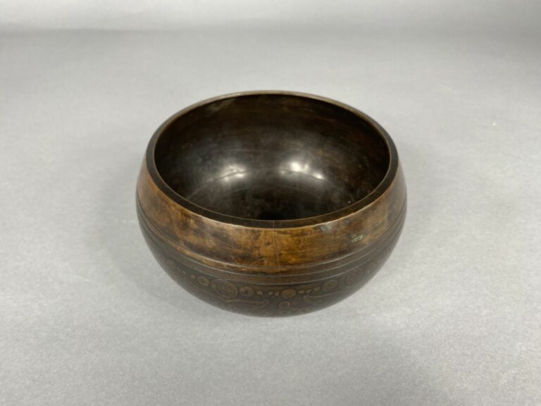 Moyen-Orient - Bol rituel en bronze à décor de motifs floraux et géométriques s…