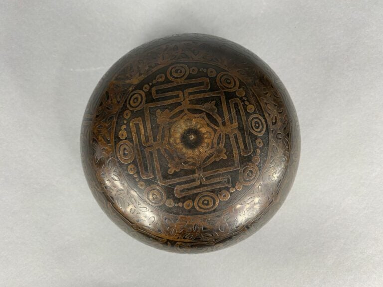 Moyen-Orient - Bol rituel en bronze à décor de motifs floraux et géométriques s…