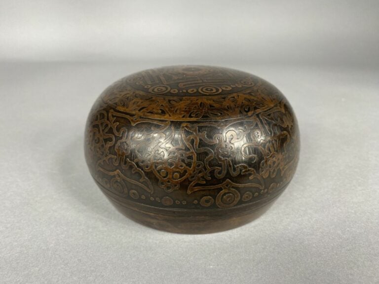 Moyen-Orient - Bol rituel en bronze à décor de motifs floraux et géométriques s…