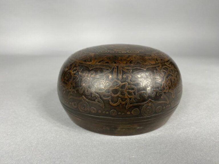 Moyen-Orient - Bol rituel en bronze à décor de motifs floraux et géométriques s…