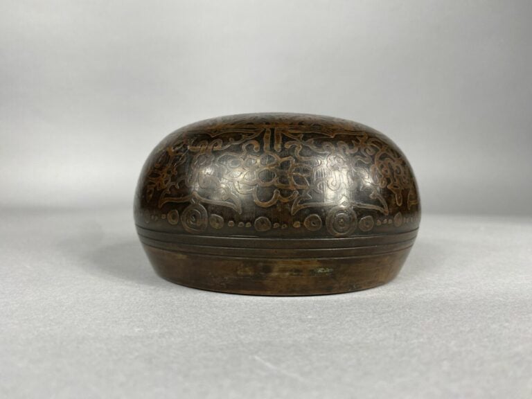 Moyen-Orient - Bol rituel en bronze à décor de motifs floraux et géométriques s…