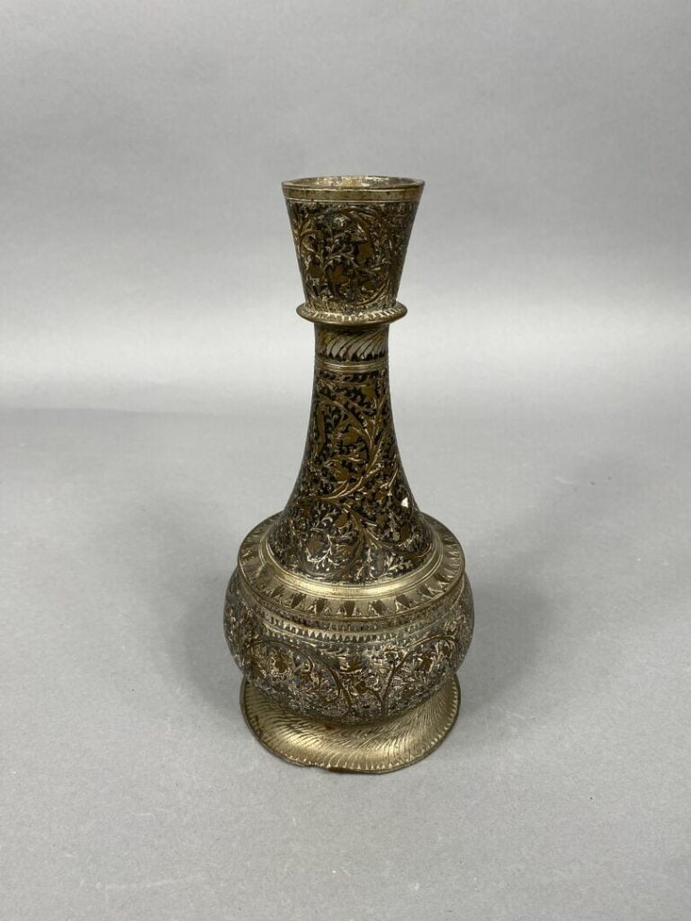 Inde - Base de Houka en bidri à incrustation d'argent. Piriforme, à pied évasé,…
